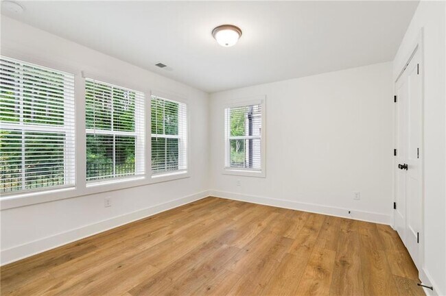 Building Photo - 102 Pinecone Pkwy