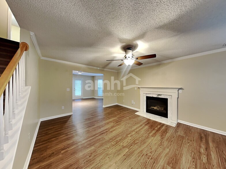 Building Photo - 15464 Stone Hollow Dr