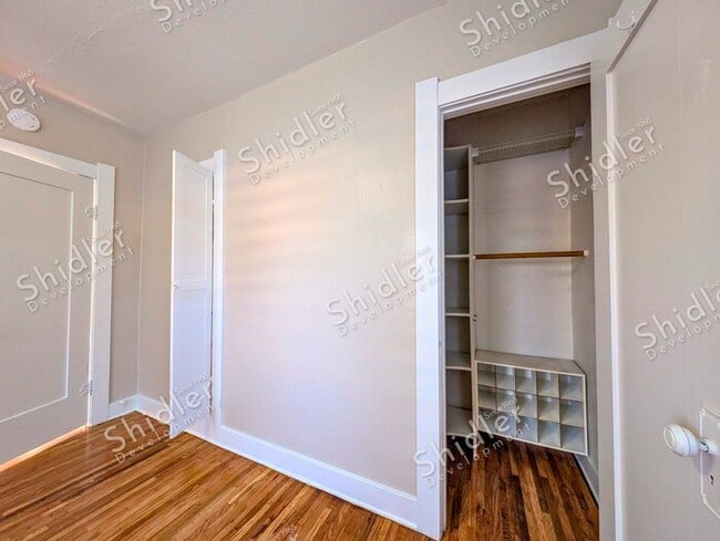 Building Photo - Upgraded Bungalow with Garage