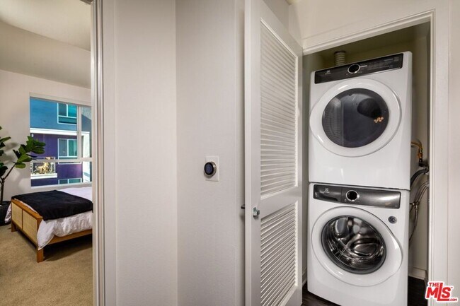 Building Photo - 1120 W 6th St