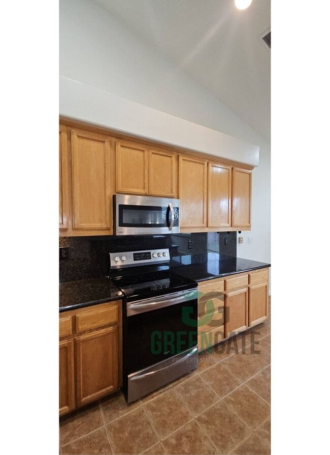 Building Photo - Available Now! 3 Bedroom 2 Bath Spacious Home in Tracy!!