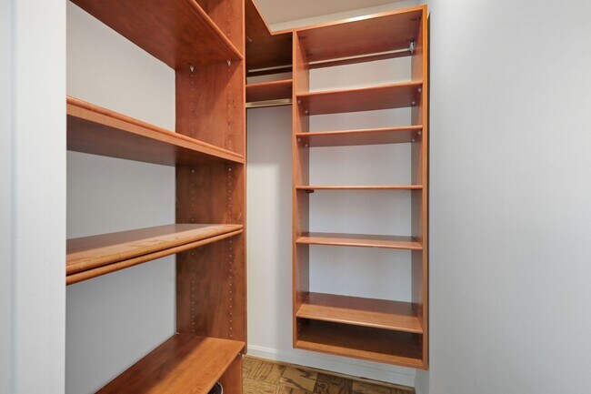 Building Photo - Old Town Alexandria Home | April Incentives Available