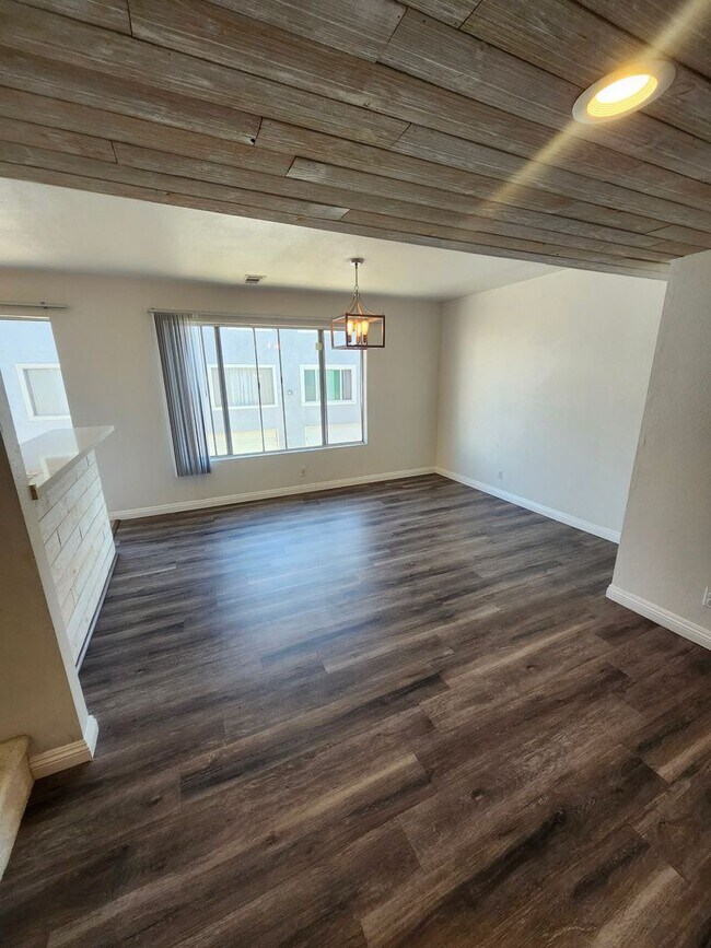 Building Photo - 1441 W Village Ln