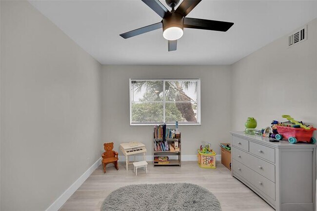 Building Photo - 9833 Westview Dr