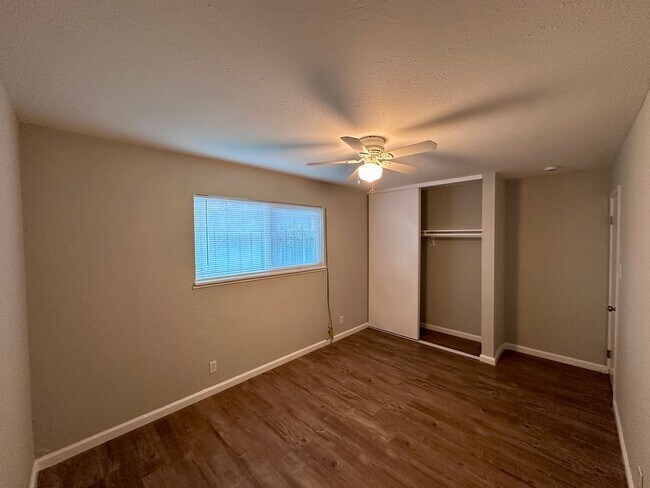 Building Photo - 01632