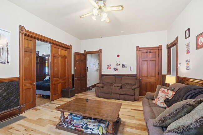 Building Photo - 7 bed/2 bath on Rohs St., Mins. from UC for Only $600/pp ($4,200/mo)! $250 SIGN ON BONUS FOR LTO!!!