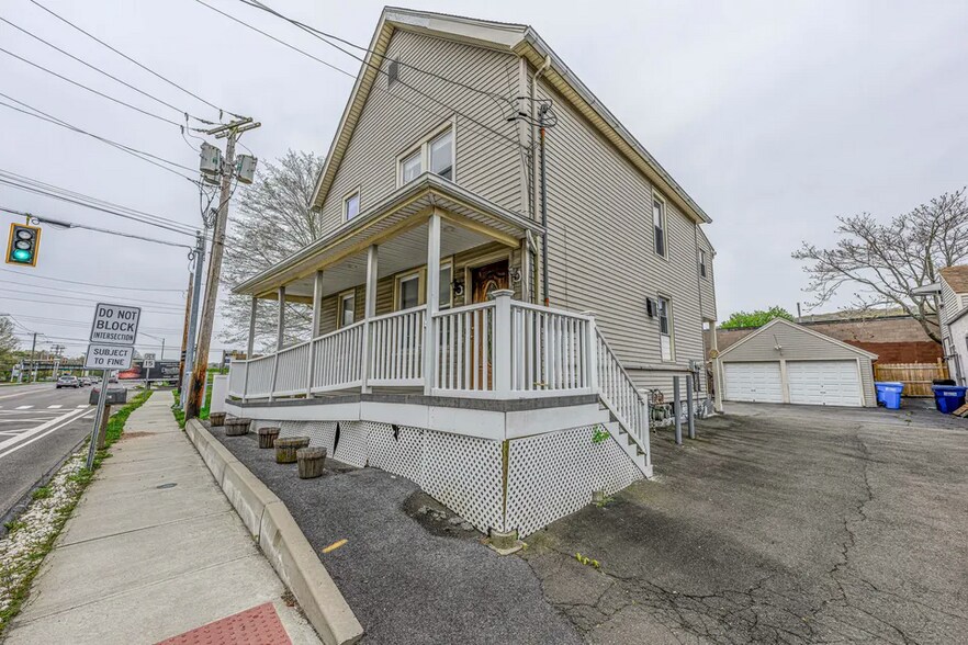 Building Photo - 1668 Litchfield Tpke