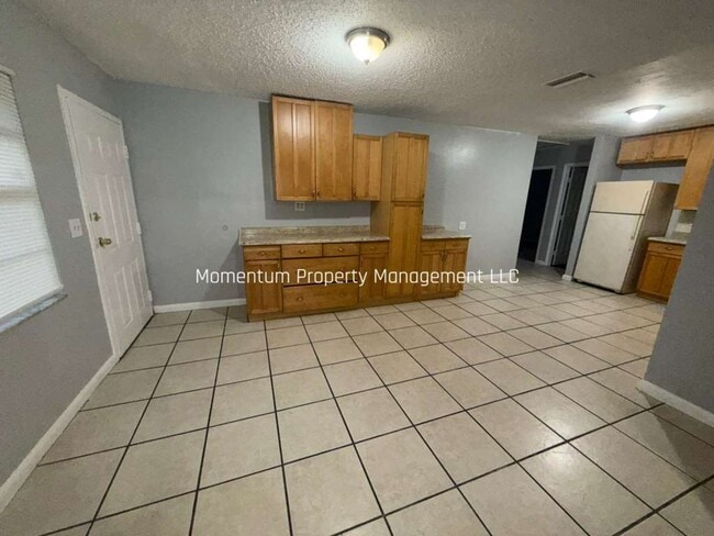 Building Photo - 5/2 Home Available NOW!!!