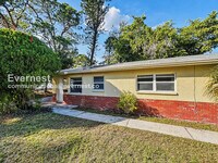 Building Photo - 2 Bed/1 Bath Townhome with Off-Street Parking / Pet-Friendly / Available Now!