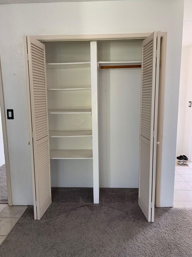 Building Photo - Central location 1 bedroom/1 bathroom with ocean view