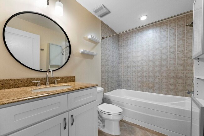 Building Photo - 727 Monroe St