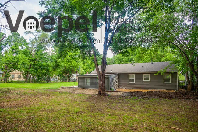Building Photo - 3 Bedroom 1.5 Bath Fully Renovated Home