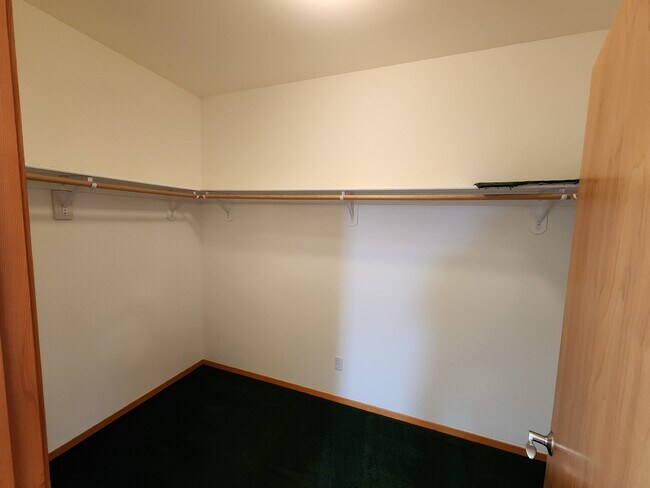 Building Photo - 3 bed 2.5 bath home on Bell Hill with grea...