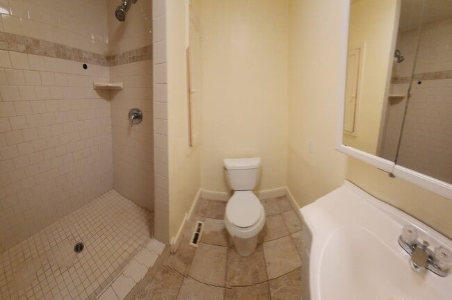 Building Photo - 7 Bedroom 3 bath home close to POLY!!!!