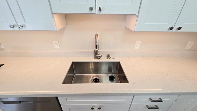 Building Photo - 738 Locust St