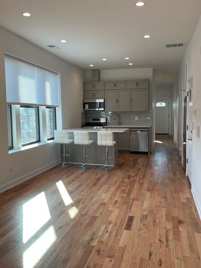 Building Photo - 4410 N Western Ave