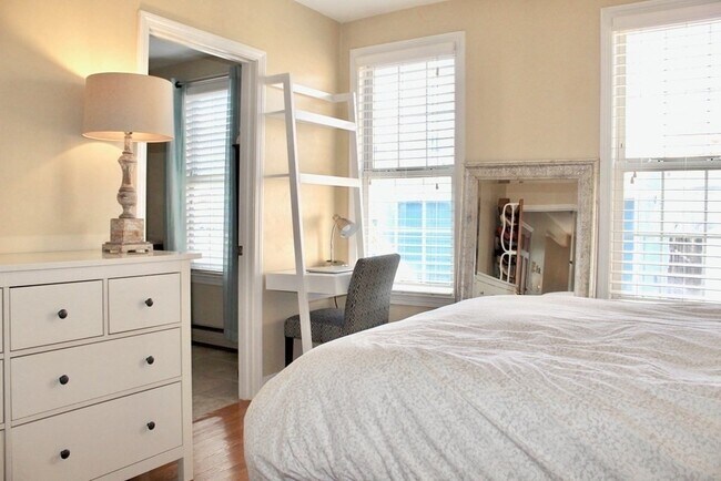 Building Photo - 18 Cook St