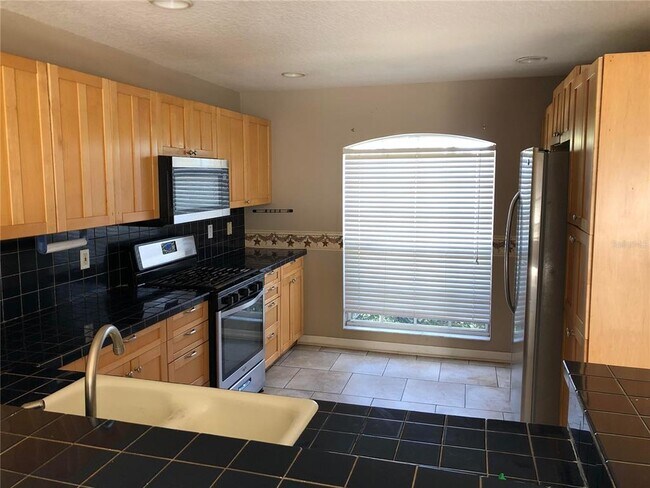 Building Photo - 616 E 1st St