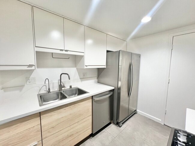 Building Photo - Spacious and recently remodeled 2 bedroom 1 bathroom duplex!