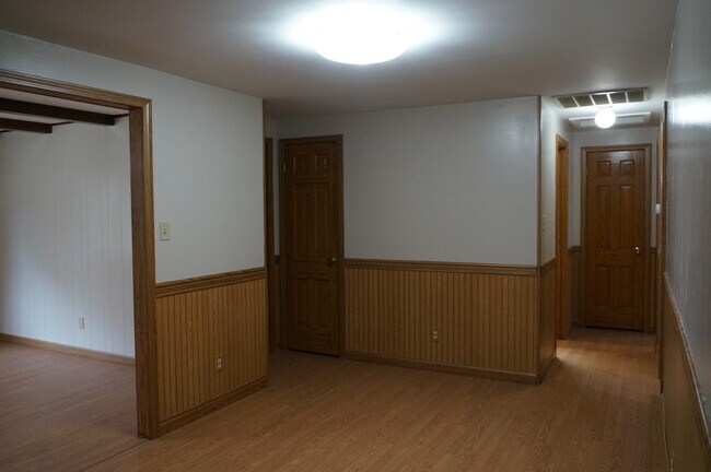 Building Photo - 140 Greenleaf Rd