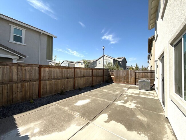 Building Photo - 2024 Shady Tree Cir