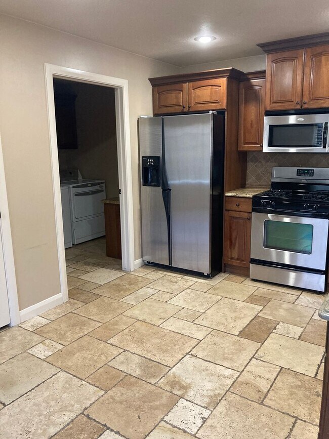 Building Photo - Cedar Park Townhome