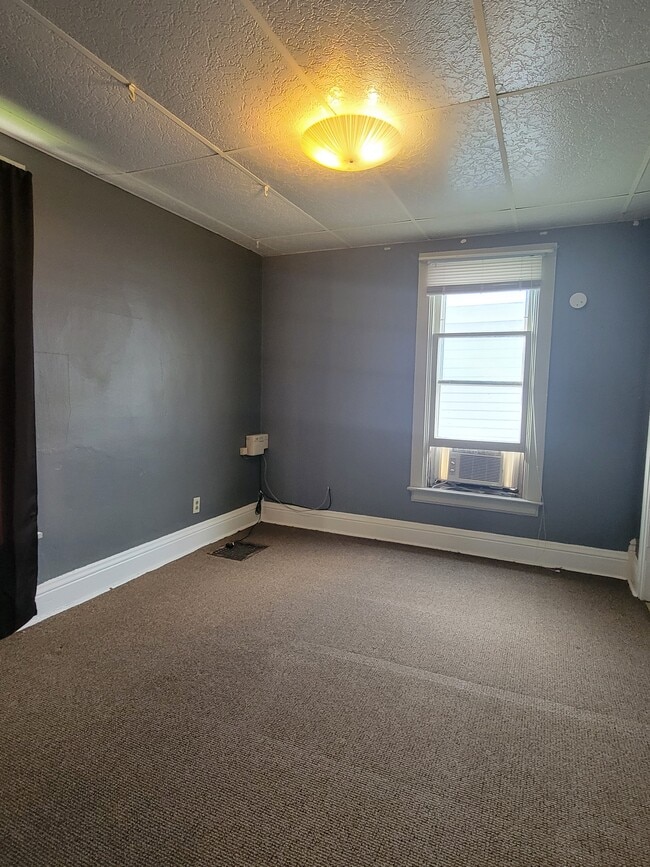 Building Photo - 617 7th Ave