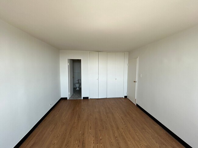 Building Photo - 7447 S South Shore Dr