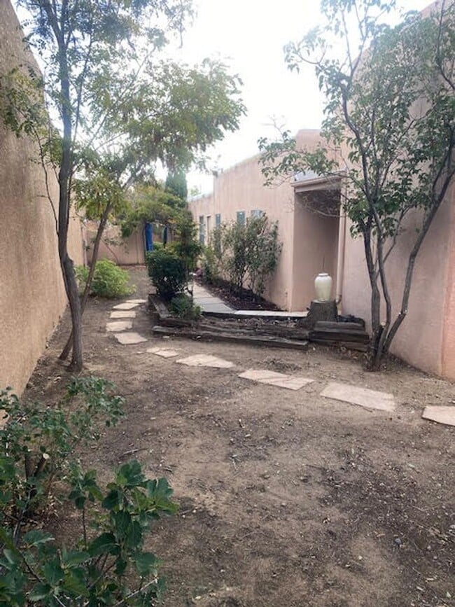 Building Photo - Cute townhome conveniently located in Nort...