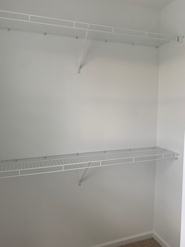 Building Photo - 4 BEDROOM 3 1/2 BATHROOM HOUSE FOR LEASE I...
