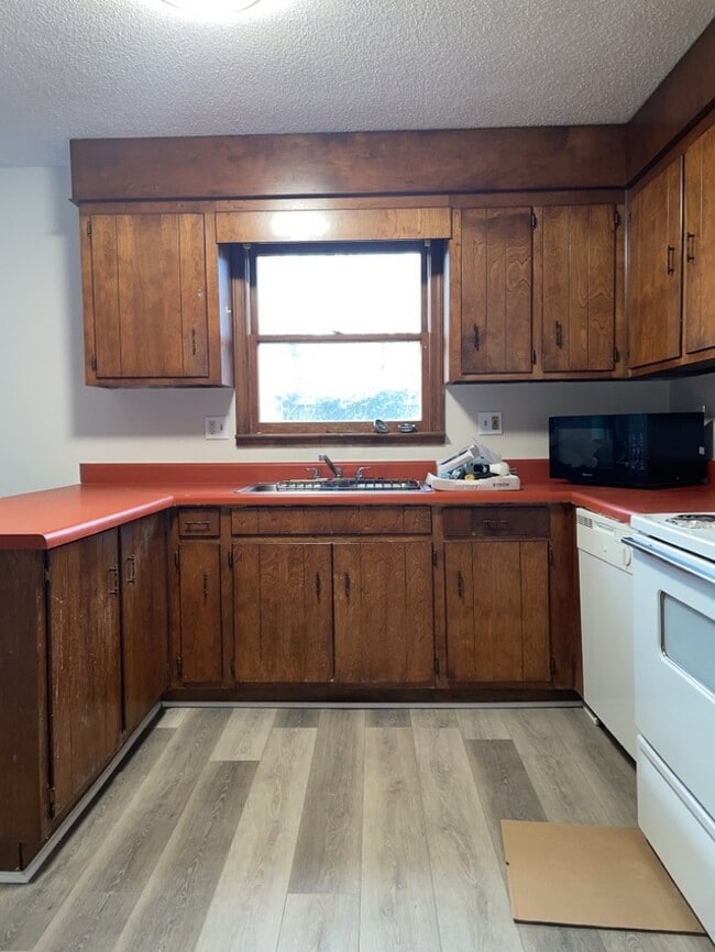 Building Photo - 902 Creekside Dr