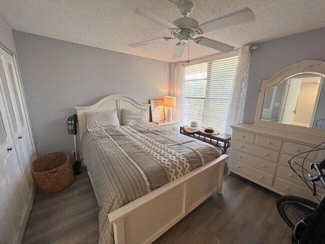 Building Photo - 1 Royal Palm Way