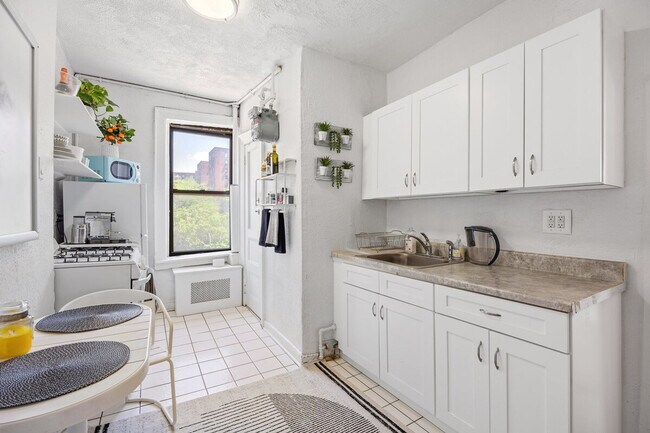 Building Photo - 542 E 14th St