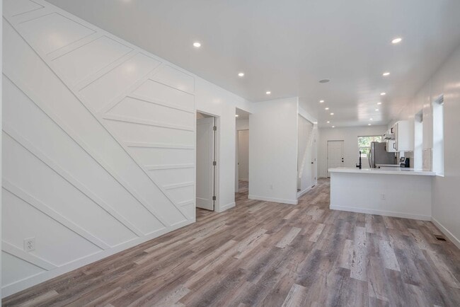 Building Photo - 5 bed 2 bath renovated home