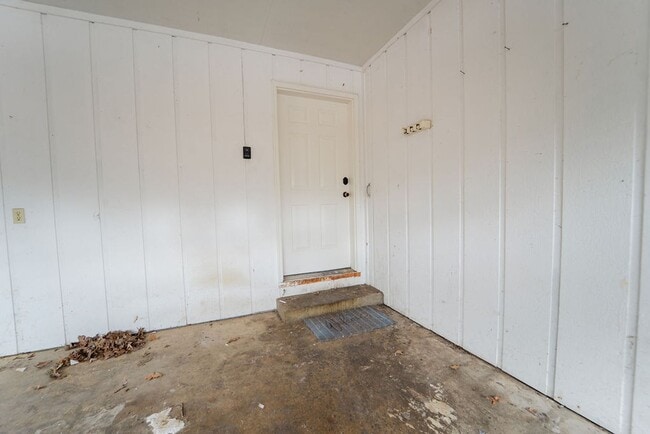 Building Photo - 3 Bed, 2 Bath with a beautiful view of the wooded back yard!!