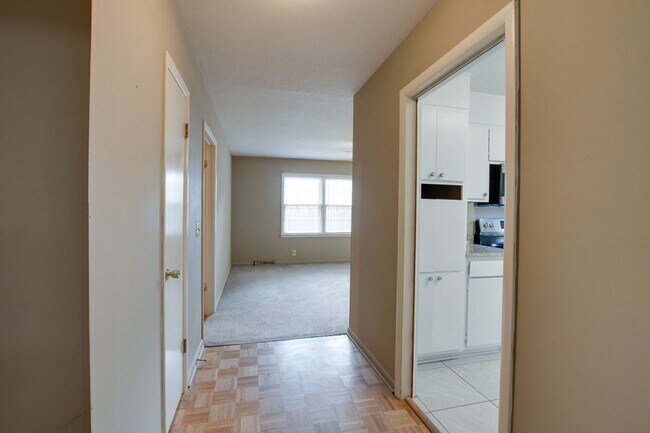 Building Photo - 904 SE Chatterson Rd