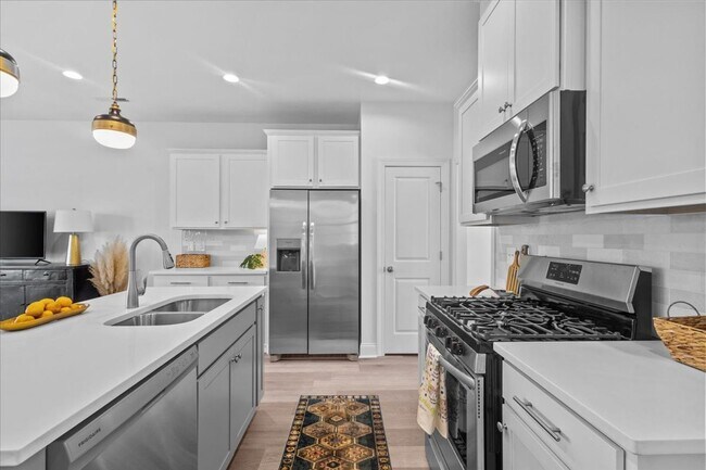Building Photo - 4 bedroom 3.5 bath with the Bonus room and...