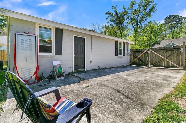 Building Photo - Charming West Ashley Bungalow