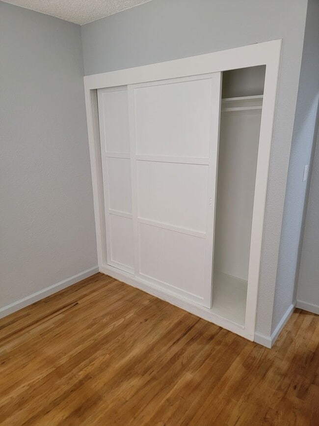 Building Photo - Large 3 bedroom 1 bath house for rent.