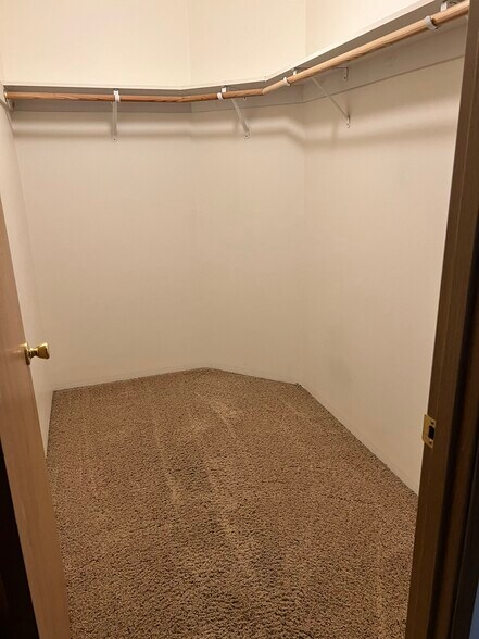 master closet - 5557 Glenridge Way