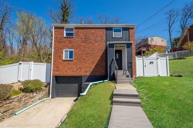 Building Photo - MOVE IN SPECIAL! SCORE HALF OFF 1ST MONTH'...