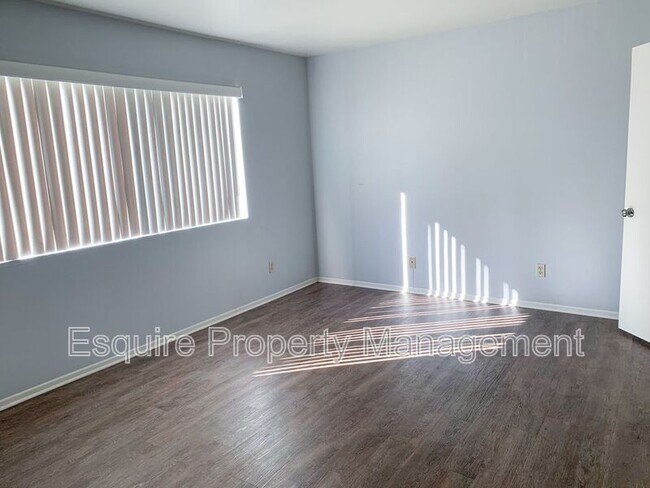 Building Photo - 1940 Los Feliz Dr