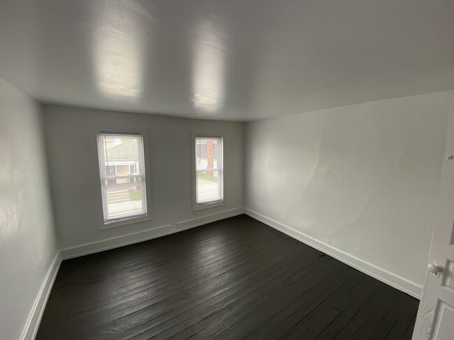 Building Photo - 338 S Sherman St