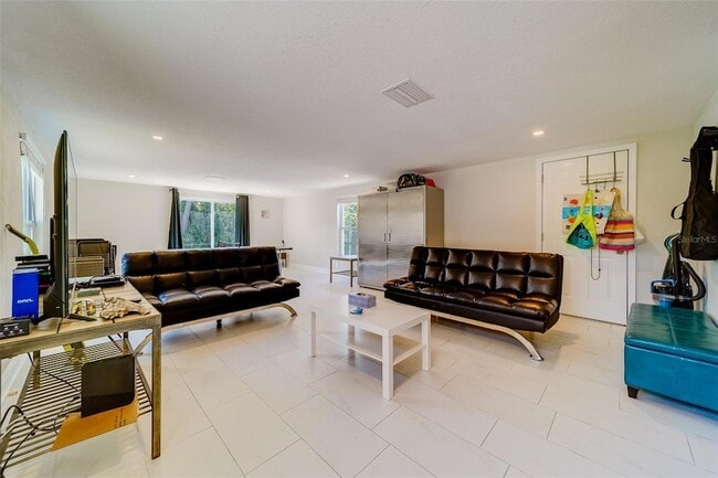 Building Photo - 11472 Park Blvd