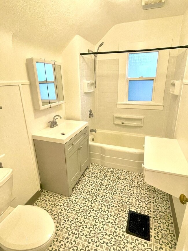 Building Photo - Buckman Beautifully Remodeled 1900 Craftsm...