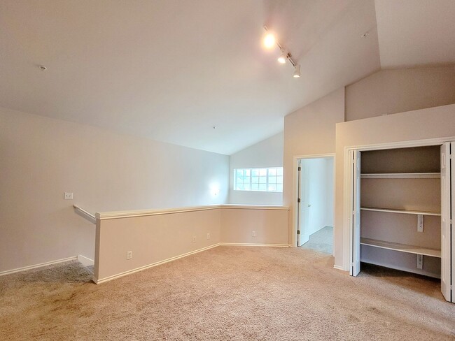 Building Photo - Spacious, bright, 4 bed in Bremerton