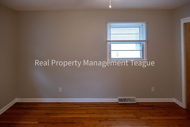 Building Photo - 1 S Main St