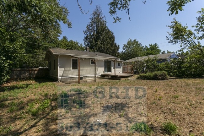 Building Photo - 2 Bedroom Home Available in Southeast Wood...