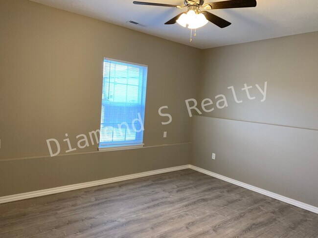 Building Photo - 5 Bedroom Home Located in Ozark!