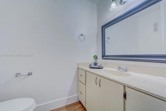 Building Photo - 1960 Bayberry Dr